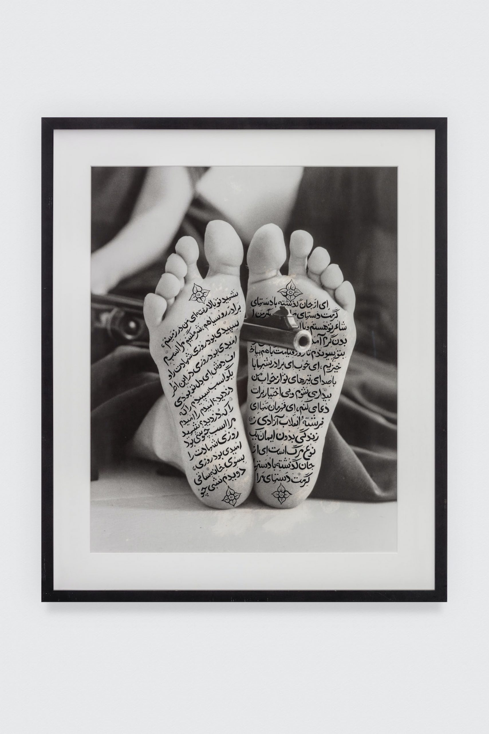希琳·奈沙特。 Allegiance with Wakefulness, 1994. 用墨水拍摄的黑白照片。 48 x 39 1/4 英寸。 © Shirin Neshat。由艺术家和纽约格莱斯顿画廊提供。艾琳哈里斯诺顿收藏。照片：查尔斯·怀特。
