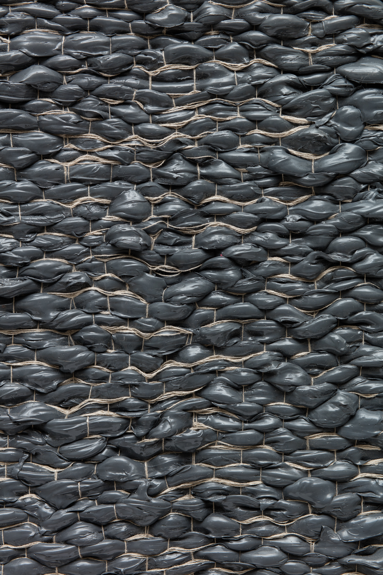Analia Saban，Woven Solid as Warp，水平（灰色）#1（细节），2017。通过亚麻帆布在面板上编织的丙烯酸漆。 202.6 x 106 x 6.4 厘米。照片由布赖恩福雷斯特拍摄。