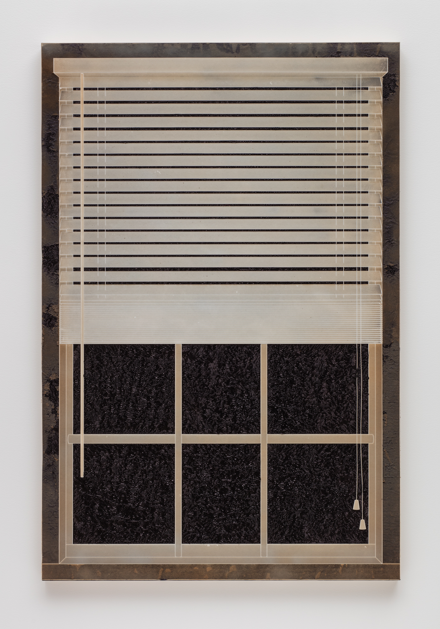 Analia Saban、プリーツインク、ブラインド付きウィンドウ、2017年。木製パネルのインクにレーザー彫刻された紙。 152.4 x 101.6 x5.2cm。ブライアンフォレストによる写真。