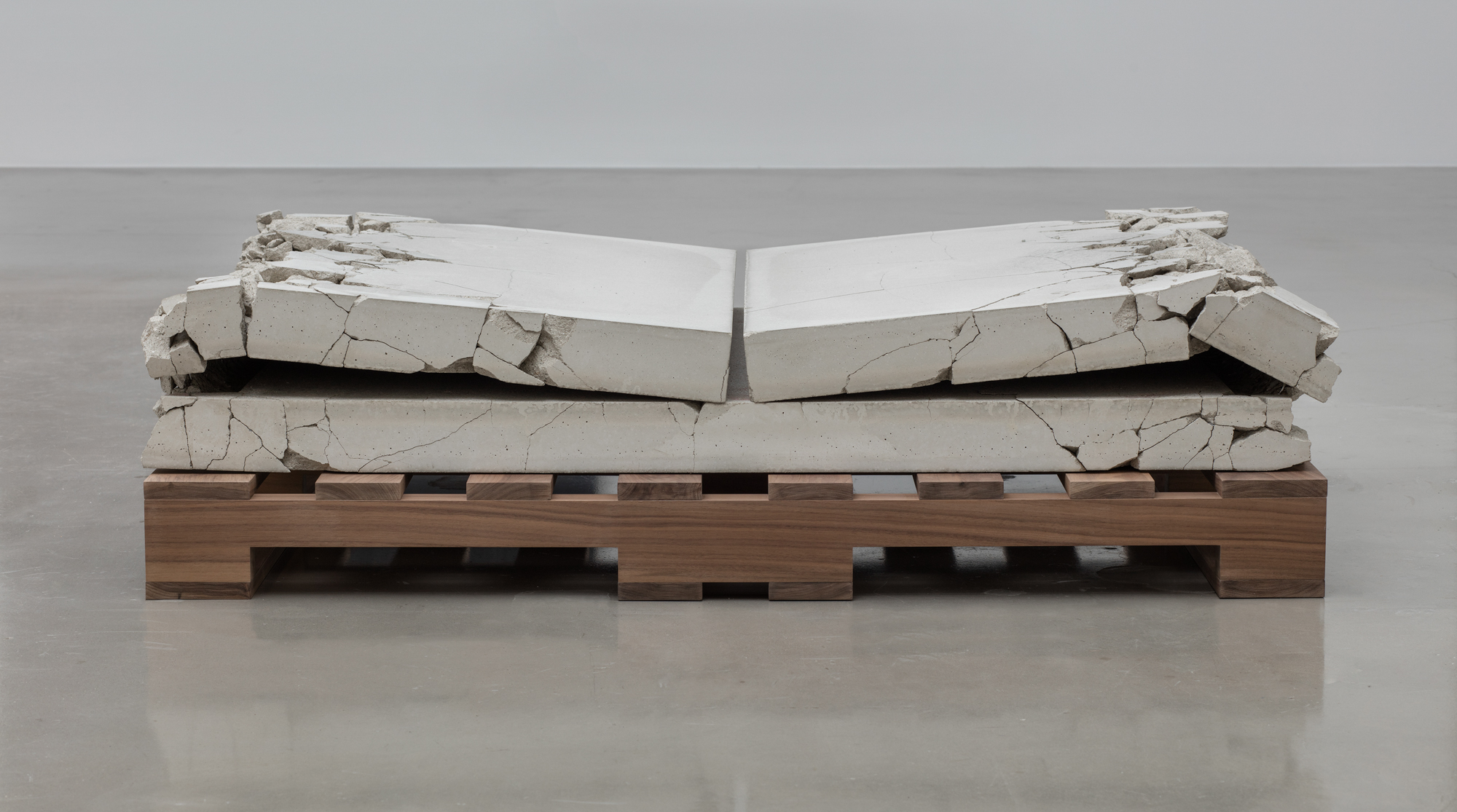 Analia Saban，《折叠混凝土（门折叠）》，2017 年。胡桃木托盘上的混凝土。 33 x 127 x 94 厘米。照片由布赖恩福雷斯特拍摄。