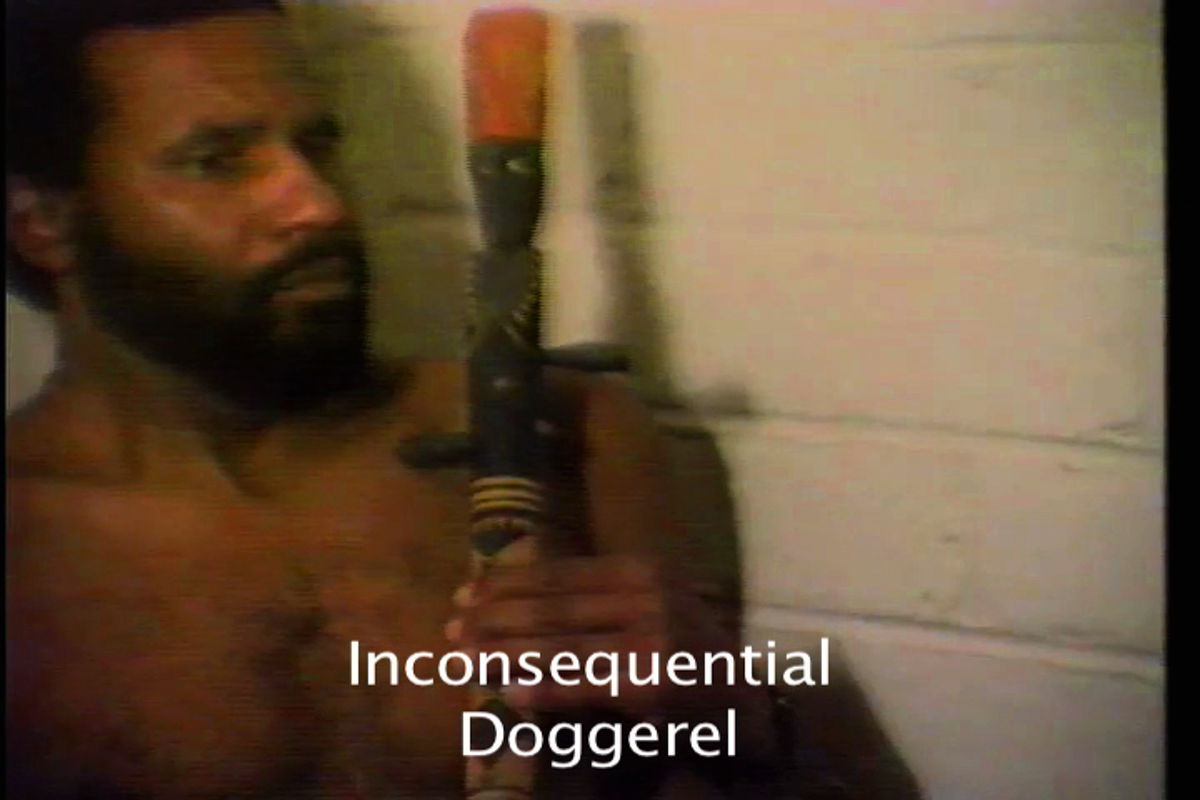 尤利西斯·詹金斯，无关紧要的 Doggereal (1981)。仍然来自带声音的彩色视频，15:21。由艺术家提供。
