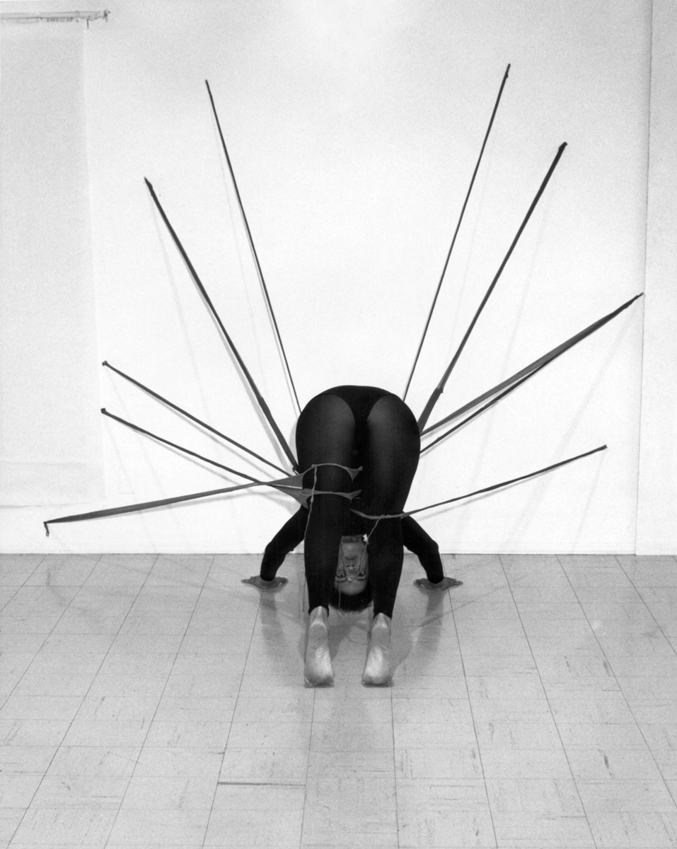 Senga Nengudi, Performance Piece, 1978. Fotografías en blanco y negro. Enmarcado: 41 × 32 1/2 × 1 3/4 pulg. -2 obras; Enmarcado: 32 1/2 × 41 × 1 3/4 pulg. -1 obra. Cortesía del artista; Thomas Erben Gallery, Nueva York; y Lévy Gorvy, Nueva York, Londres.