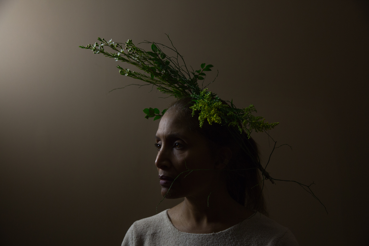 La narradora Sybil Desta en Retrato de mi madre, 2016. Cortometraje documental experimental de Sophia Nahli Allison.