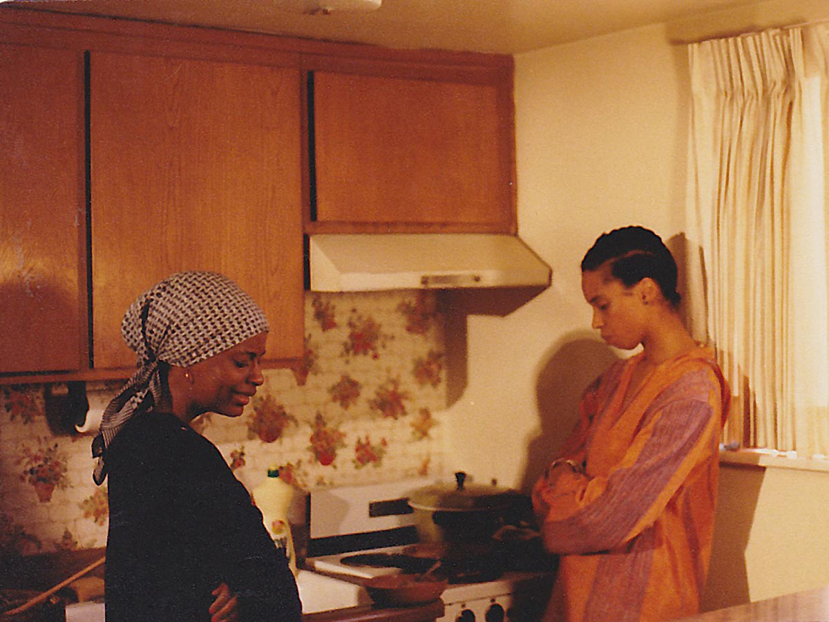 Ijeoma Iloputaife 的《非洲女人》（1980 年）仍然制作。图片由艺术家和加州大学洛杉矶分校电影电视档案馆提供。