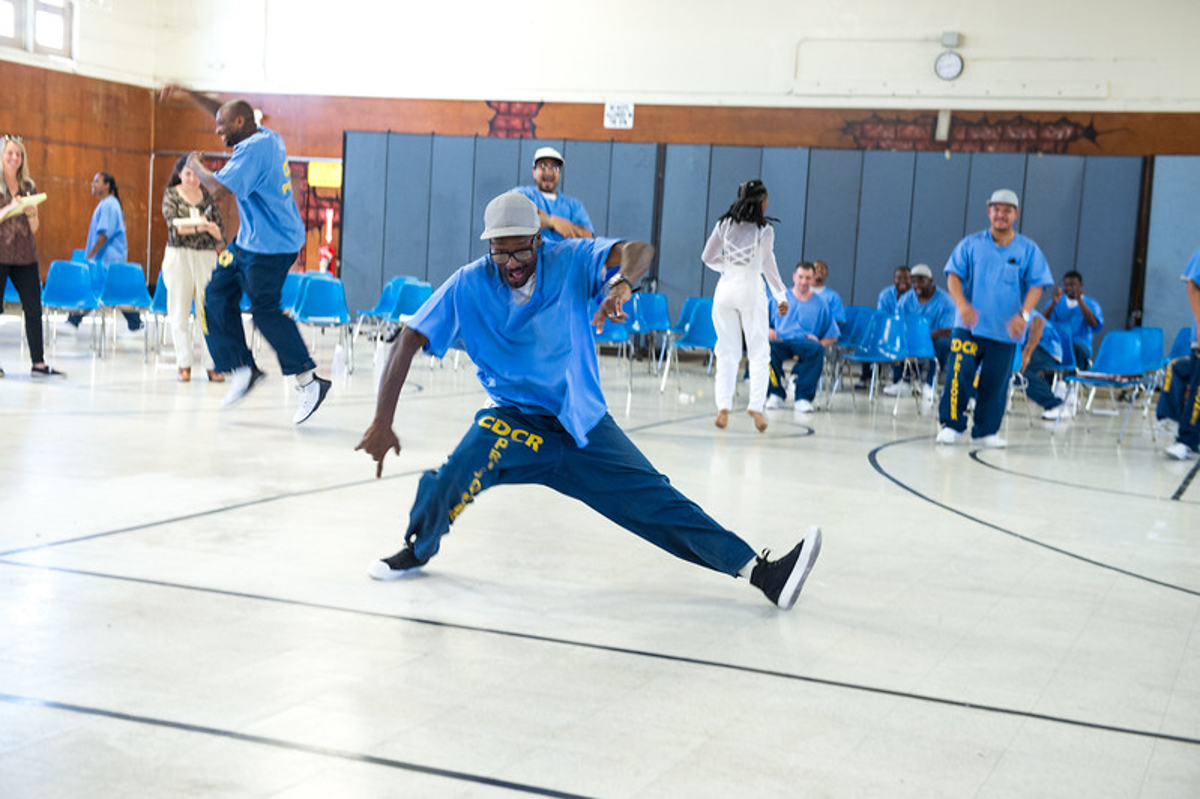 Un hombre encarcelado baila como parte de Inside Outside, organizado por Suchi Branfman, en el California Rehabilitation Center en Norco, CA. Foto de Cooper Bates.