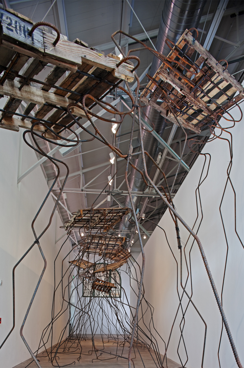 Ruben Ochoa，《观察、等待、同情》，2010 年。木托盘和钢筋。 18 x 16 x 80 英尺。由艺术家和 Susanne Vielmetter 洛杉矶项目提供。巴勃罗·梅森摄。