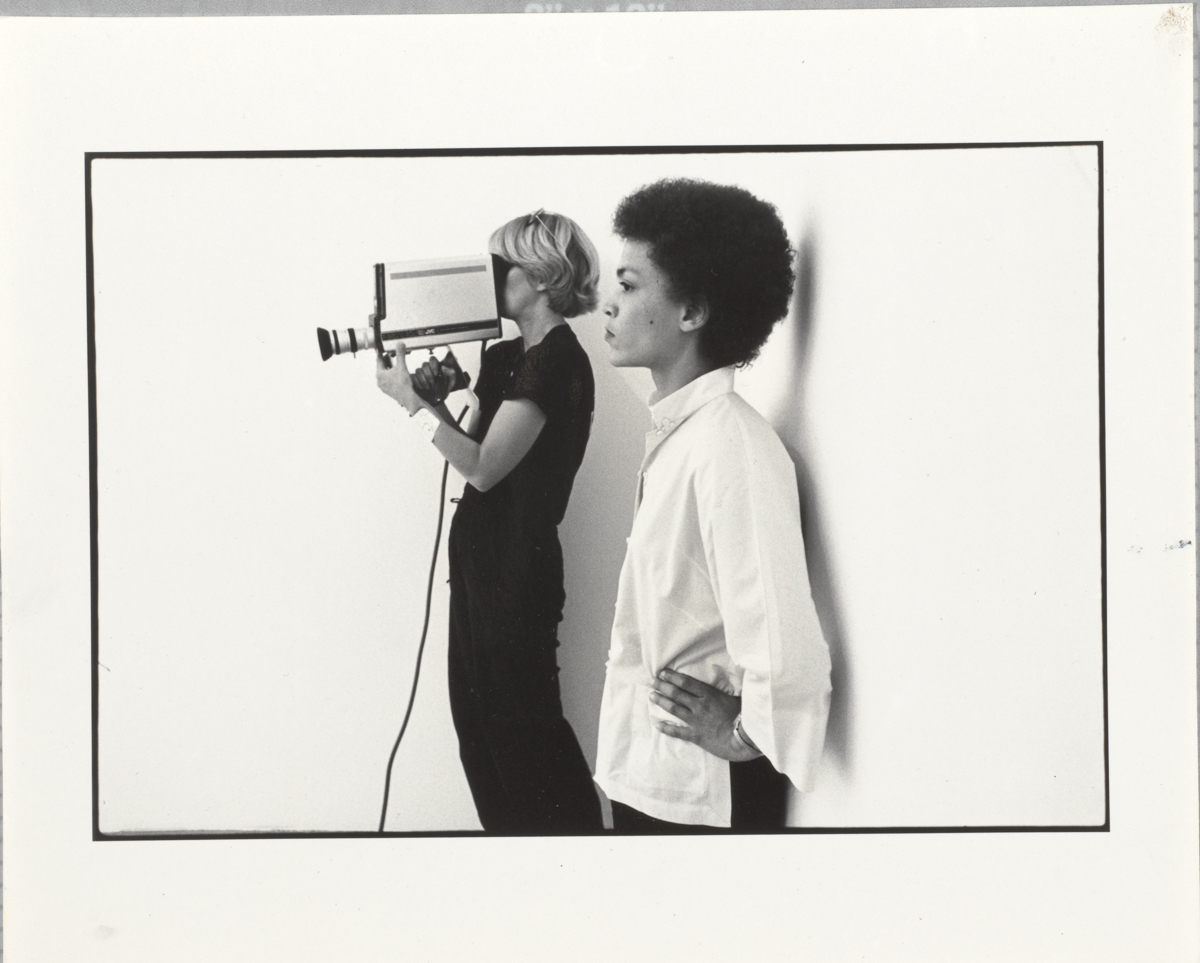 Maren Hassinger，日记，1978 年。六张黑白照片。六幅带边框的水平图像：12 ¼ x 15 ¼ x 1 ¼ 英寸。由艺术家提供。