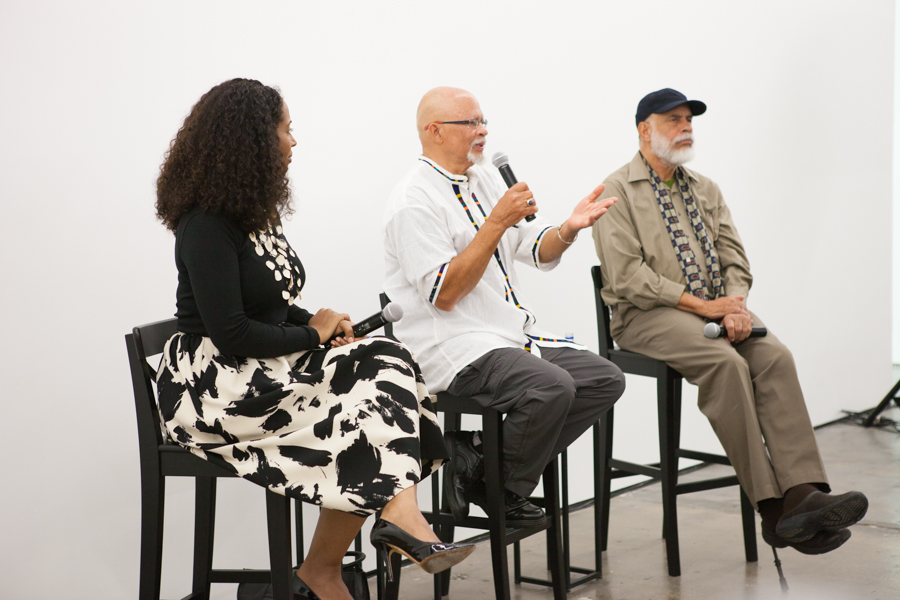 对话中：Dale Brockman Davis 和 Alonzo Davis 与 Naima J. Keith 在洛杉矶 Art + Practice。 2015 年 2 月 17 日。 Natalie Hon 摄。