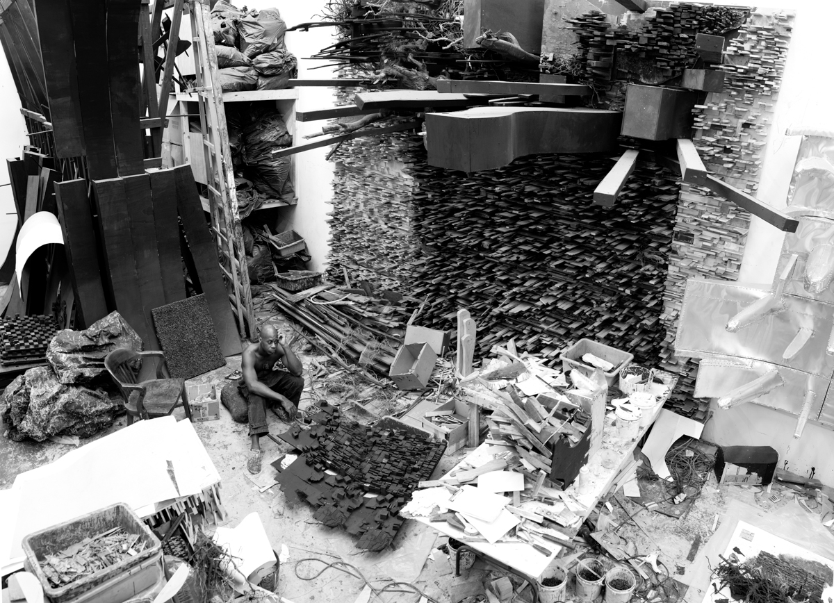 レオナルド・ドリューは彼のスタジオで。ジョン・ベレンスによる写真。
