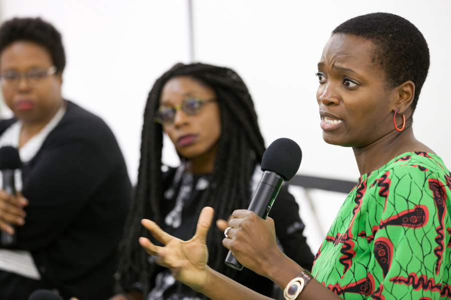 对话中：Njideka Akunyili Crosby 和 Akosua Adoma Owusu 由洛杉矶 Art + Practice 的 Jamillah James 主持。 2015 年 9 月 24 日。摄影：Elon Schoenholz。