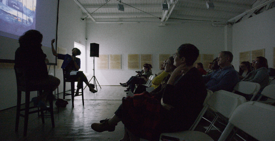 对话中：Art + Practice 的 Sandy Rodriguez 和 Isabelle Lutterodt。洛杉矶。 2015 年 3 月 18 日。肖恩·希姆·博伊尔摄。
